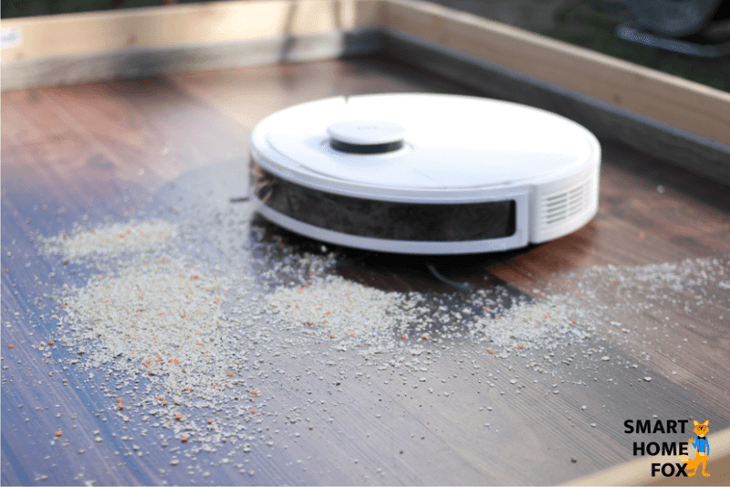 Der Deebot N8 PRO reinigt Haferflocken auf einem hartboden